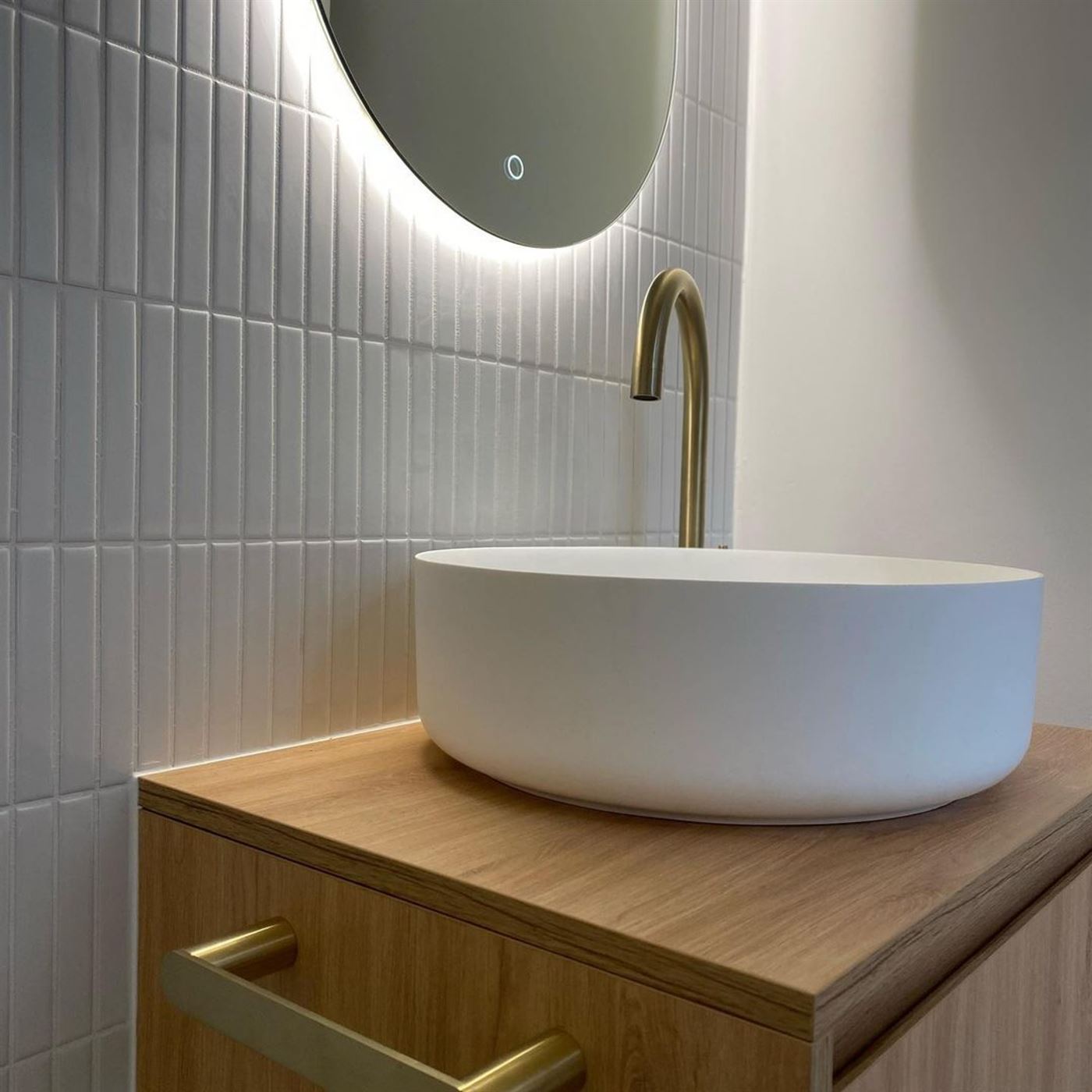 Gerenoveerde badkamer met grootformaat tegels en modern sanitair