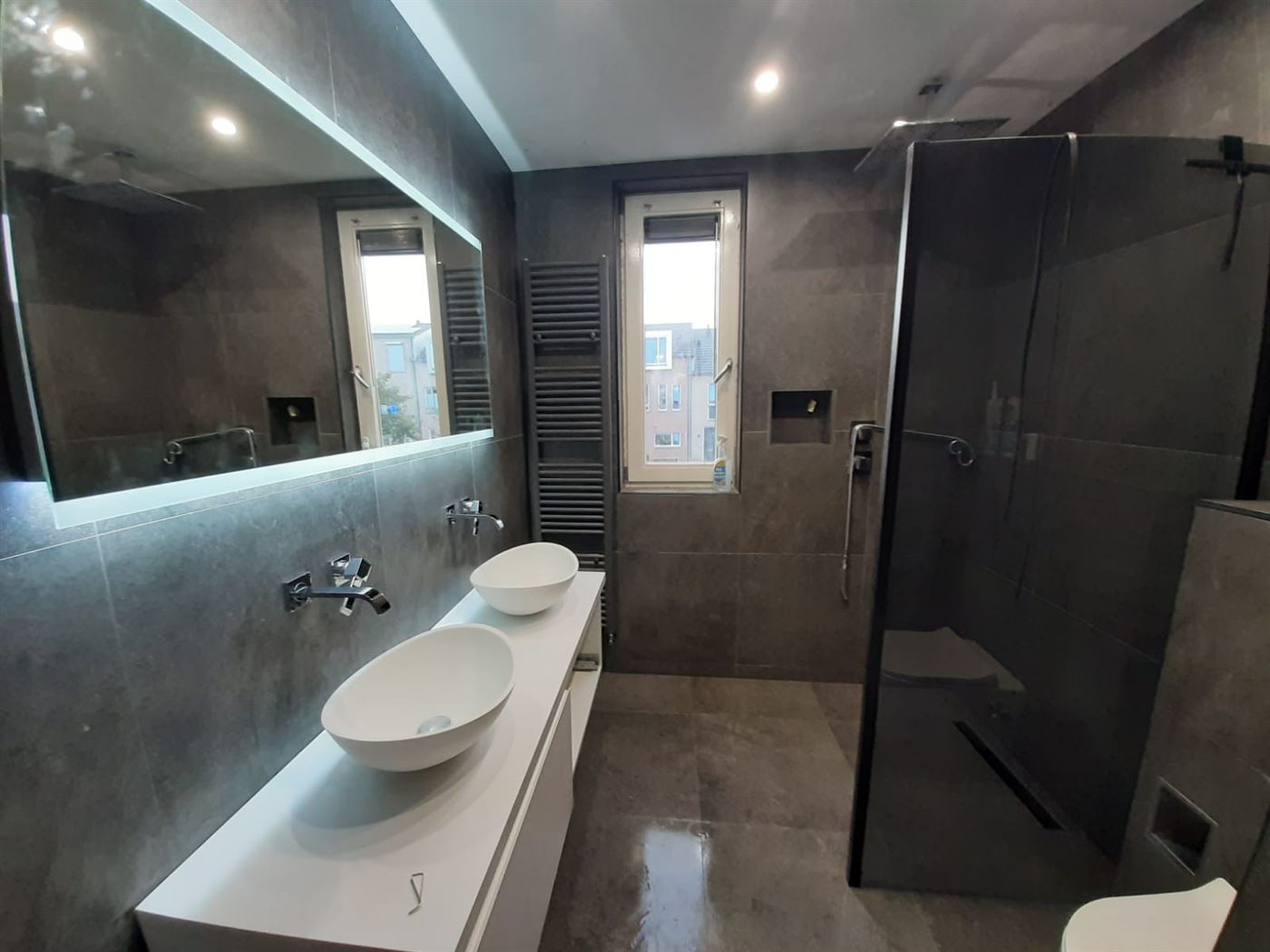 Badkamer waarin Eren Afbouw ook het complete leiding- en installatiewerk verzorgde