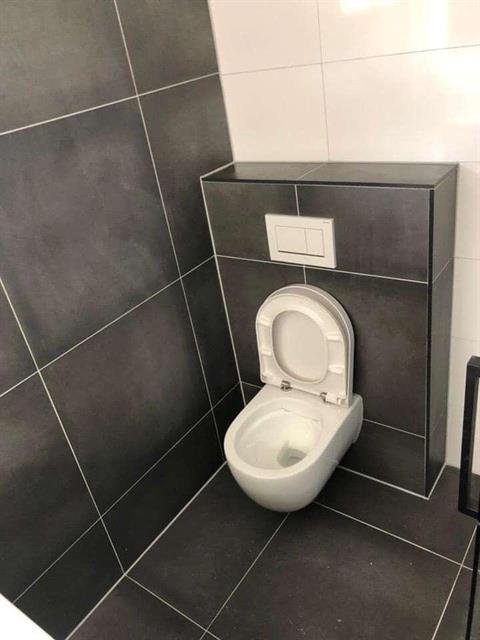 Gerenoveerde badkamer met strak wandtegelwerk, opgeleverd door Eren Afbouw