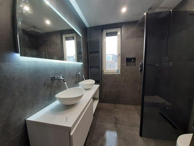 Badkamerrenovatie met grootformaat tegels en modern sanitair