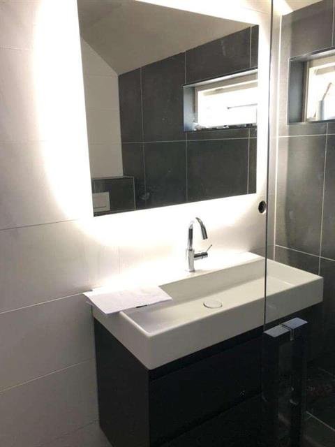 Badkamer met marmerlook tegelwerk op wand en vloer