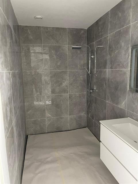 Vrijstaand bad in een compleet gerenoveerde badkamer