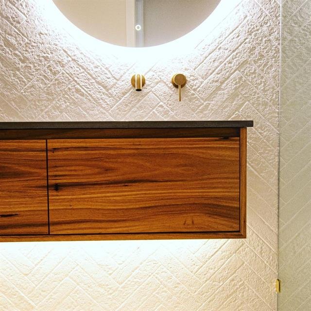 Badkamerrenovatie met grootformaat tegels en modern sanitair