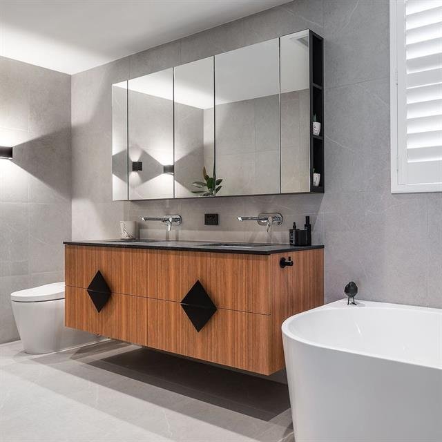Wastafelmeubel met natuurstenen wasblad in een gerenoveerde badkamer