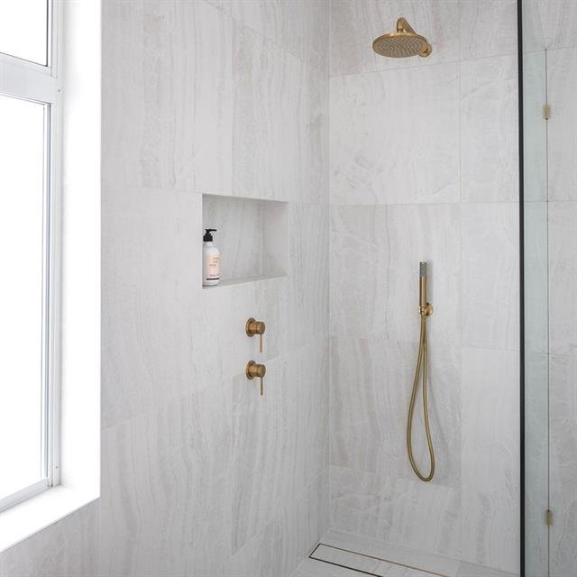 Toiletrenovatie met wand- en vloertegels door Eren Afbouw