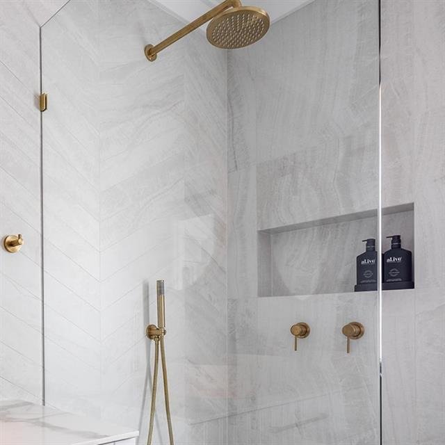 Badkamer met marmerlook tegelwerk op wand en vloer