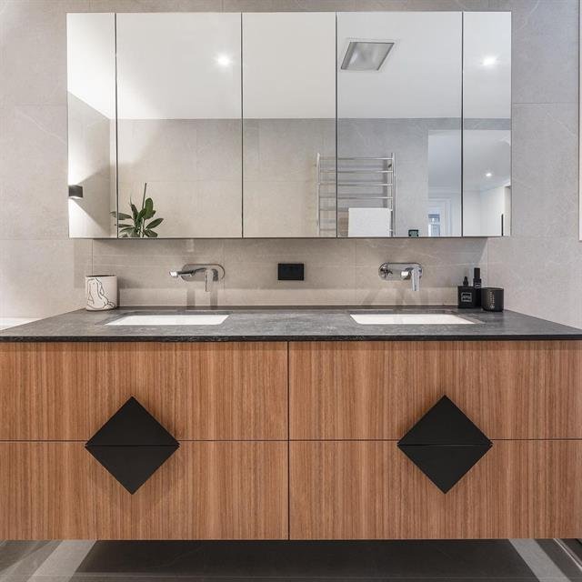 Vrijstaand bad in een compleet gerenoveerde badkamer