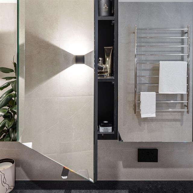 Moderne badkamer met verlichte spiegel en tegelwerk van Eren Afbouw