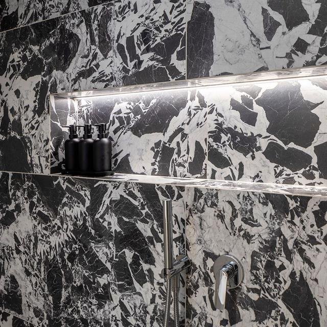 Opgeleverde badkamer met marmerlook wandtegels