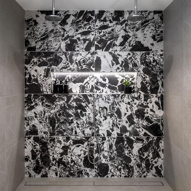 Gerenoveerde badkamer met strak wandtegelwerk, opgeleverd door Eren Afbouw