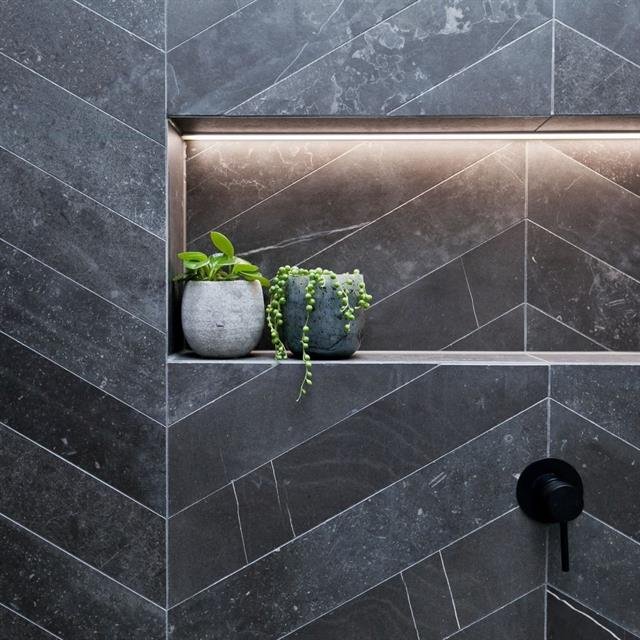Badkamerrenovatie met grootformaat tegels en modern sanitair