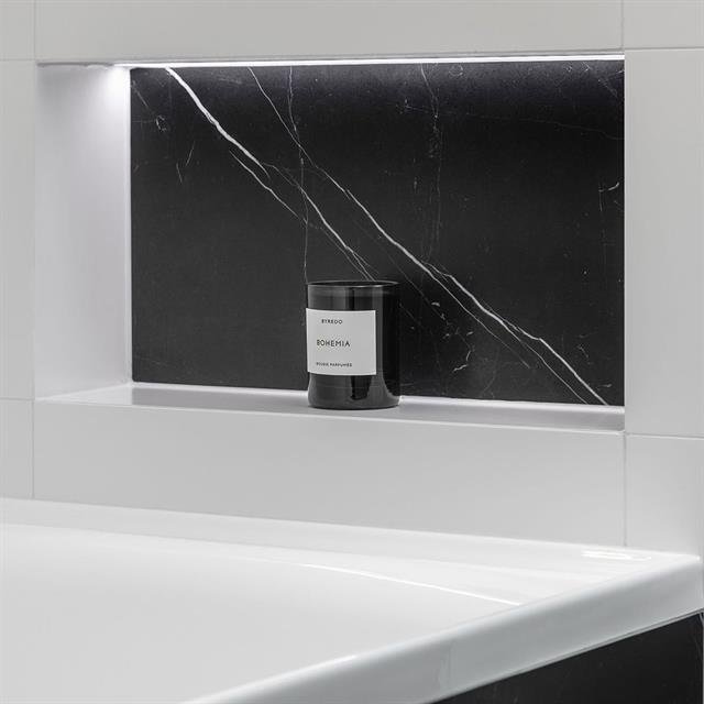 Wastafelmeubel met natuurstenen wasblad in een gerenoveerde badkamer