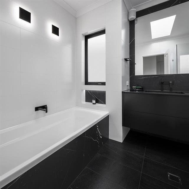 Badkamer met marmerlook tegelwerk op wand en vloer