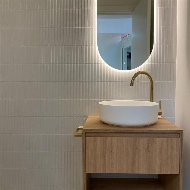 Wastafelmeubel in een gerenoveerde badkamer
