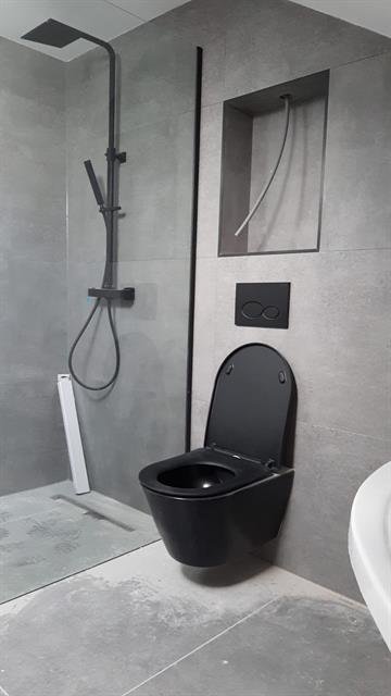 Gerenoveerde badkamer met strak wandtegelwerk, opgeleverd door Eren Afbouw