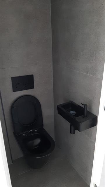 Badkamerrenovatie met grootformaat tegels en modern sanitair