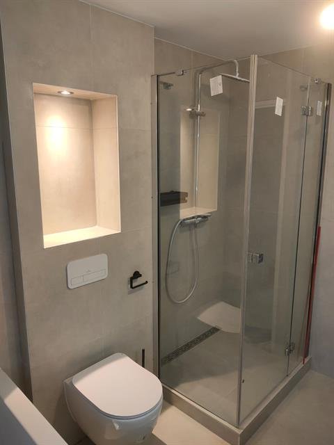 Toiletrenovatie met wand- en vloertegels door Eren Afbouw