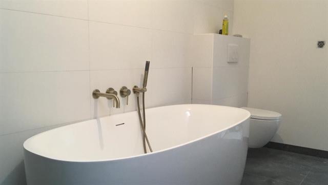 Badkamerrenovatie met grootformaat wandtegels