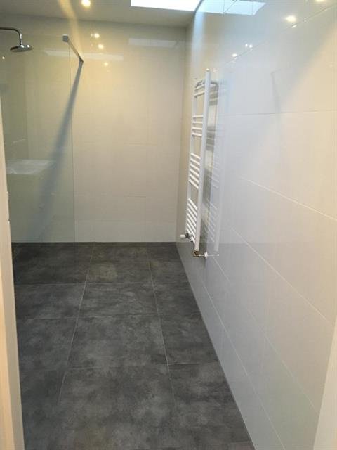 Vrijstaand bad in een compleet gerenoveerde badkamer