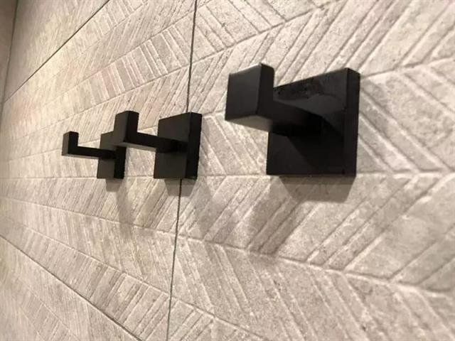 Moderne badkamer met verlichte spiegel en tegelwerk van Eren Afbouw