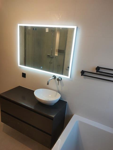 Opgeleverde badkamer met inbouwnis en vloerverwarming