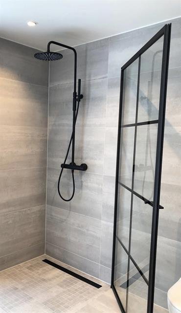 Toiletrenovatie met wand- en vloertegels door Eren Afbouw