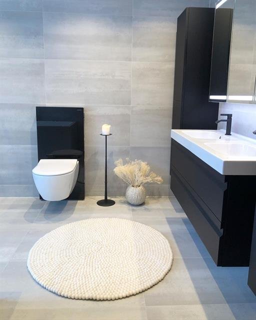Badkamer met marmerlook tegelwerk op wand en vloer