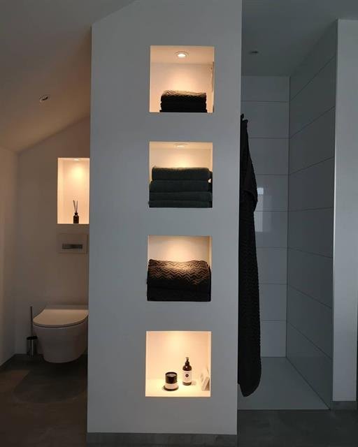 Gerenoveerde badkamer met strak wandtegelwerk, opgeleverd door Eren Afbouw