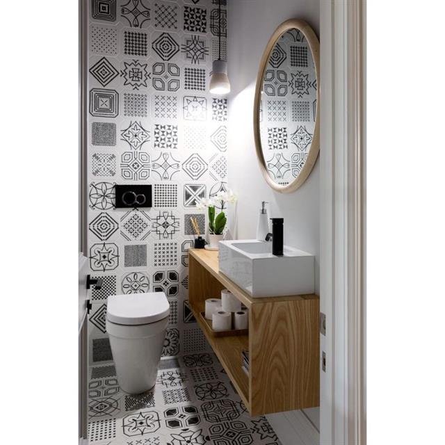 Badkamerrenovatie met grootformaat tegels en modern sanitair