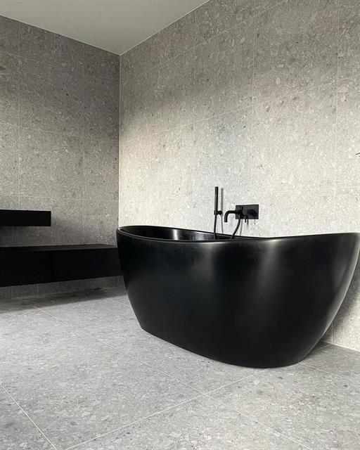 Moderne badkamer opgeleverd door Eren Afbouw