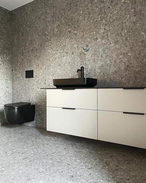Gerenoveerde badkamer met strak wandtegelwerk, opgeleverd door Eren Afbouw